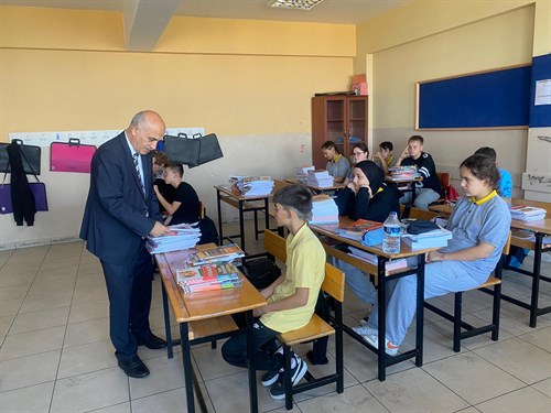 LGS HAZIRLIK KİTAPLARINI BUGÜN 4 TEMMUZ ORTAOKULU ÖĞRENCİLERİNE DAĞITTIK