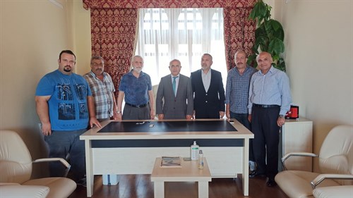 Karamürsel 27' nolu Minibüsçüler Kooperatif Başkanı Burhan BİLİCİ ve üyeler Kaymakamımızı makamında ziyaret etti.
